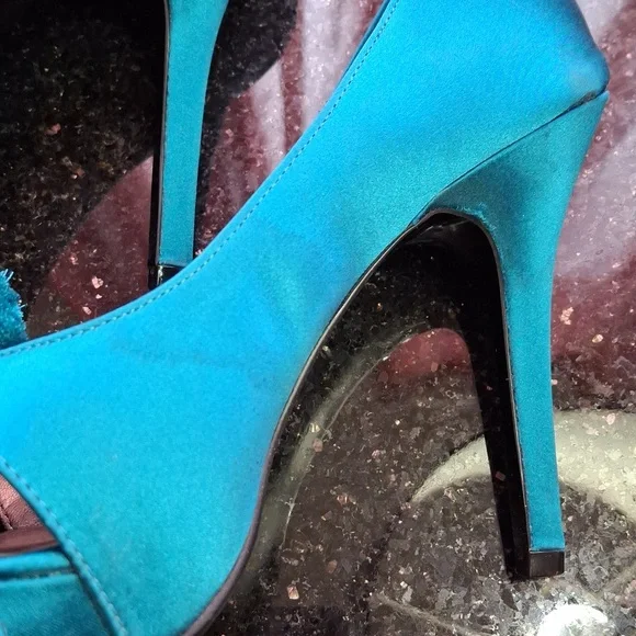 Lulu Townsend Turquoise Flower Heels - Picture 7 of 8